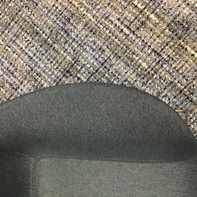 Duurzame vloer tapijt met stoel detail