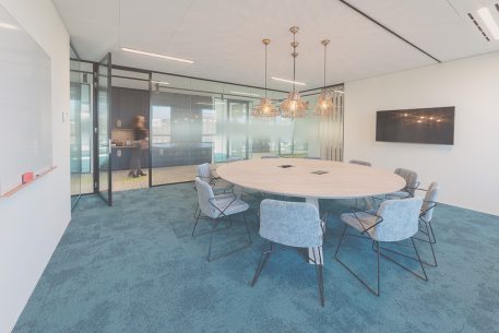 Projectvloeren Nederland tapijtvloer vergaderruimte